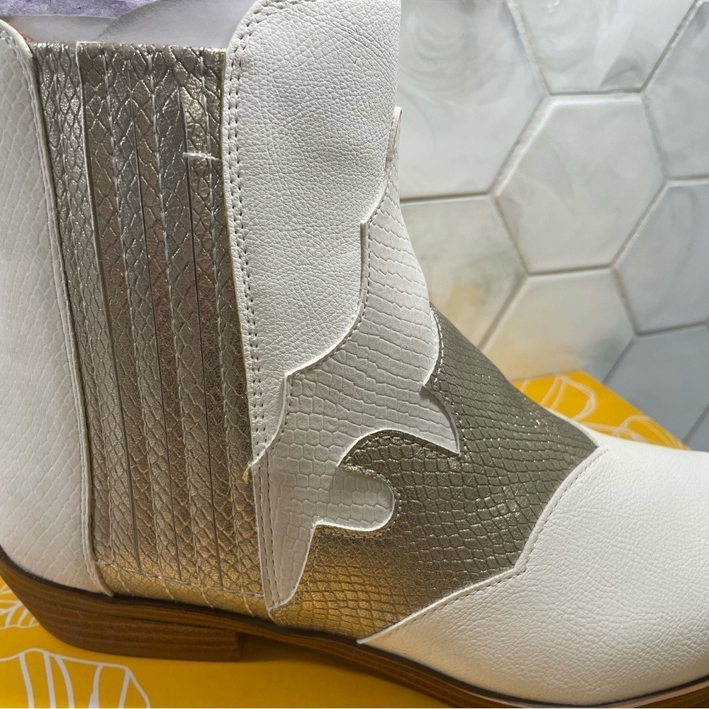 Yellow Box Woman’s WILLIS Western Chelsea Boots Size 7.5 Ivory & Gold Brand New - Picture 10 of 14